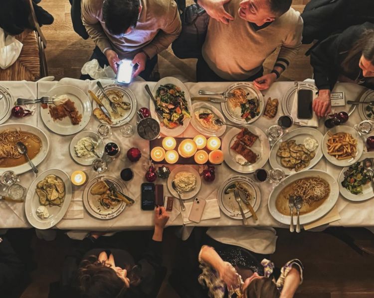 La tavola imbandita di Manari tavern, ad Atene
