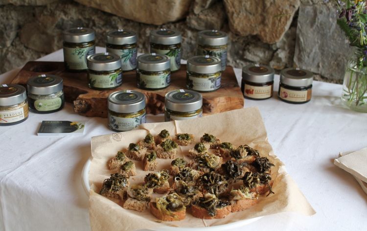 Un assaggio di crostini all'aglio orsino