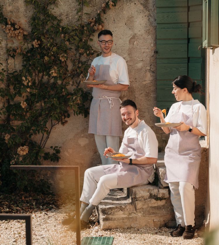 Al centro, Giacomo Ranzato, resident chef del Riviera Restaurant, a destra la pasticciera e compagna Carlotta Deidda e il sous chef Lorenzo Maistri, tutti under 30