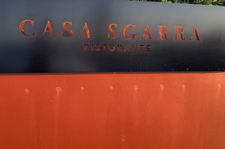 L'insegna all'ingresso di Casa Sgarra