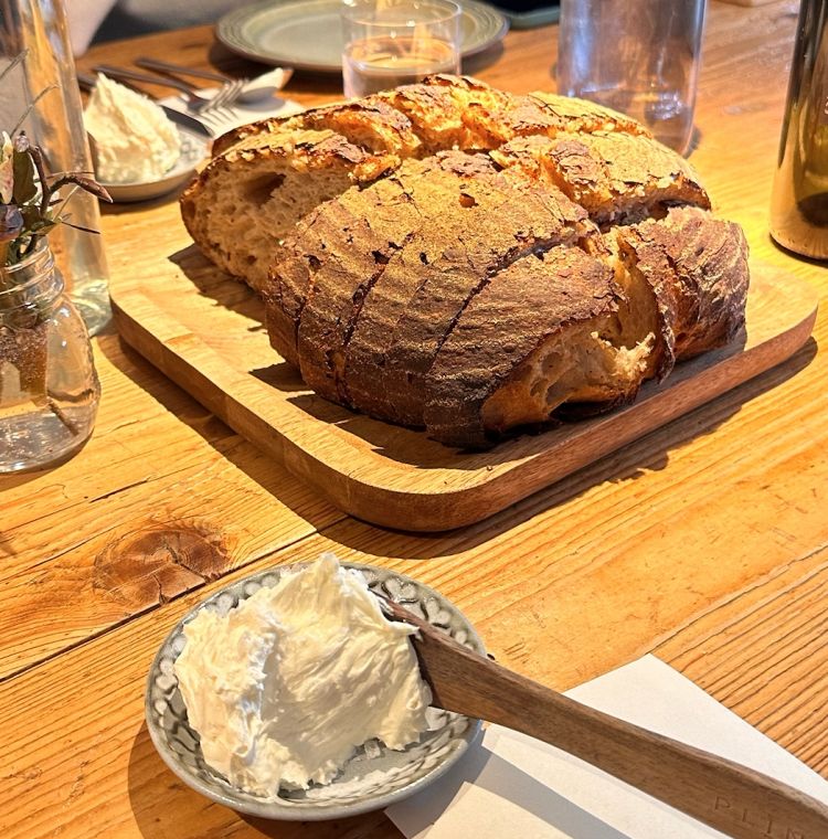 Pane a lievitazione naturale e burro montato
