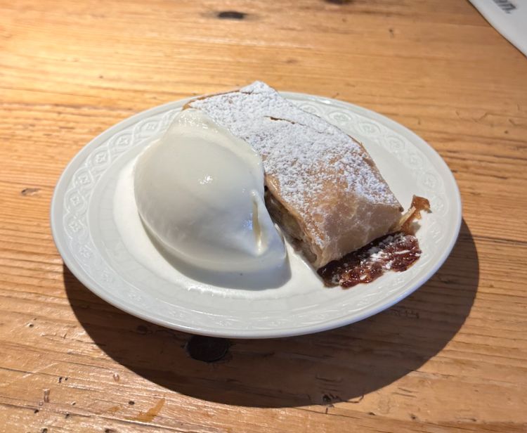 Strudel con gelato fiordilatte
