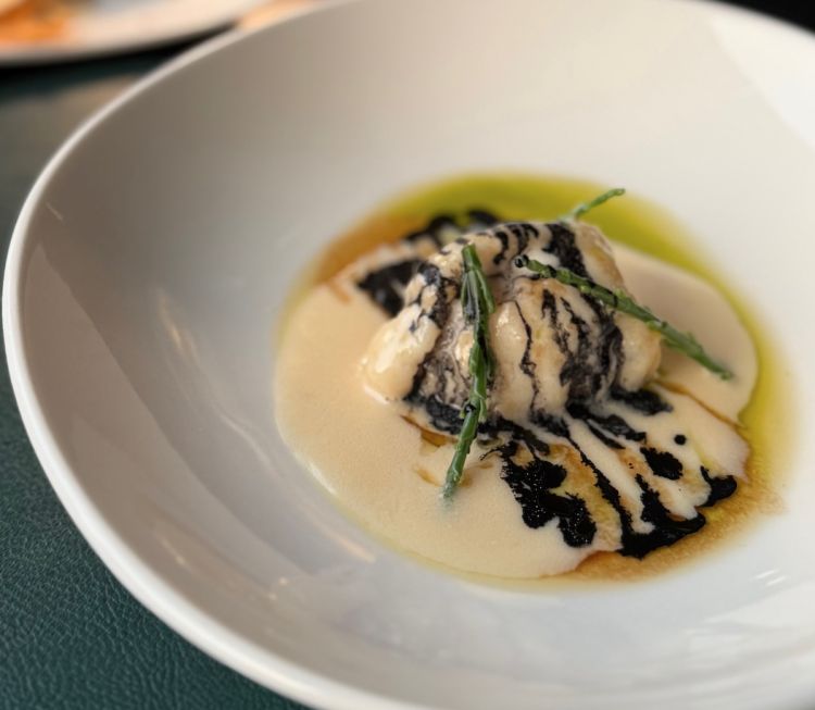 Coda di rospo, salsa champagne, ponzu, salicornia. L’ultima piatto salato è un trancio di coda di rospo cotto a bassa temperatura e poi saltato in padella, accompagnato da una salsa a base di champagne e ponzu che ne esalta il sapore. In abbinamento Champagne Brut Veuve Clicquot