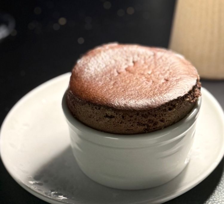 Soufflé al cioccolato fondente 75%, gel di arancio e pompelmo, croccante al cacao, gelato al lampone. Un soffice soufflé al cioccolato dalla cottura perfetta e dal sapore intenso; viene abbinato a un gel di arancio e pompelmo e a un sorbetto al lampone che apportano freschezza e acidità sposandosi molto bene con la forza del cioccolato. La cialda al cacao aggiunge croccantezza al piatto. Terminiamo anche la nostra degustazione vini con un ottimo Moscato Rosa valtellinese, Il Vino del Presidente Triacca