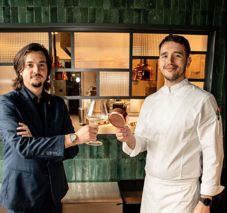 A sinistra, Alfredo Abbate, maître e sommelier de