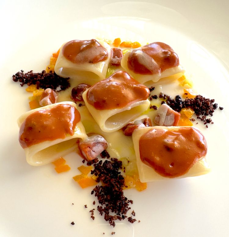 Pasta Massi ai ricci, mandarino, ginepro e shiso