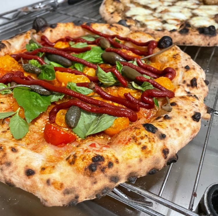 La Sicilia di Francesca
Pomodorini spadellati con capperi di Salina, olio EVO, in uscita cucunci di Salina, agrumi, estratto di pomodoro siciliano, bottarga di tonno
