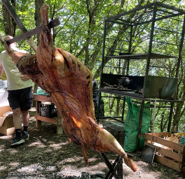Pecora alla brace, una delle specialità degustate nel corso di Segnali di Fumo, uno degli eventi previsti tra gli appuntamenti Fuori Menù, che hanno animato le mattinate del Festival