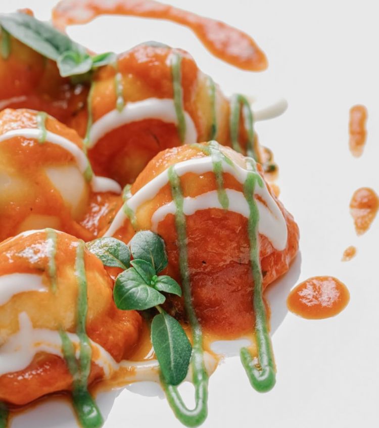 Un grande classico dell'isola, il Raviolo alla Caprese su passatina di pomodori San Marzano