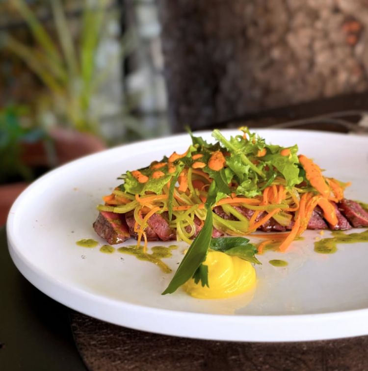 Tataki di cuore di bue grasso, verdure croccanti ed emulsioni acetiche vegetali. Tra i nostri piatti preferiti. Il tataki è tenero, succoso, cotto al sangue con quel sentore un po’ affumicato di griglia. Le verdure croccanti, condite con emulsioni acetiche vegetali, si sposano davvero bene con la carne e completano il piatto rendendolo armonioso