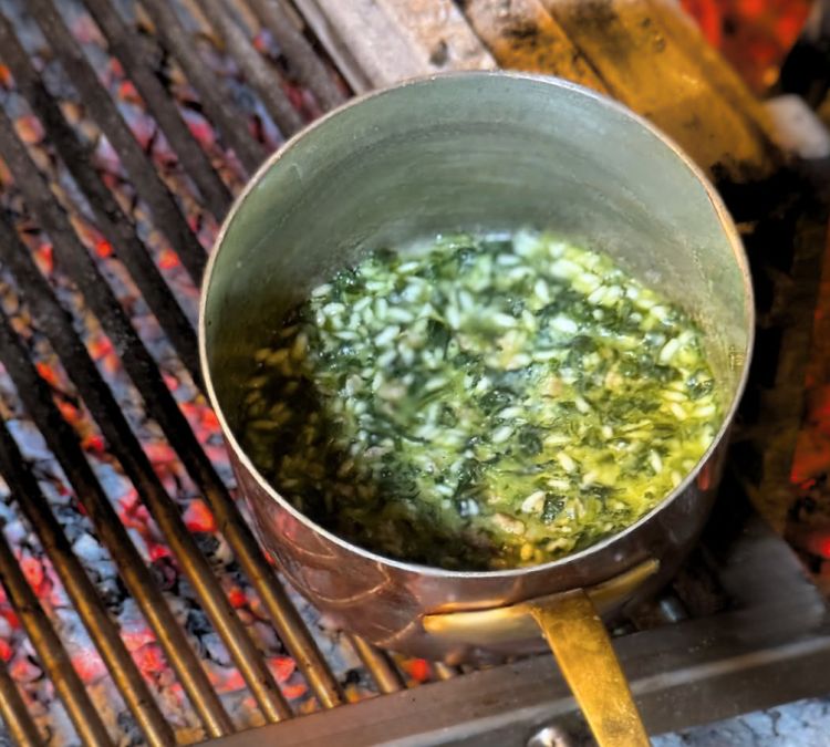 Riso Buono alla brace con vongole, pecorino e guanciale etrusco croccante. Un piatto che da solo vale il viaggio: lo chef ha scelto Riso Buono di Cristina Brizzolari, uno tra i Carnaroli migliori del mercato italiano, cotto al dente e alla brace, assumendo un lieve gusto affumicato, mentre le vongole, il pecorino e il guanciale etrusco croccante lo rendono saporito e al contempo elegante. Chapeau!