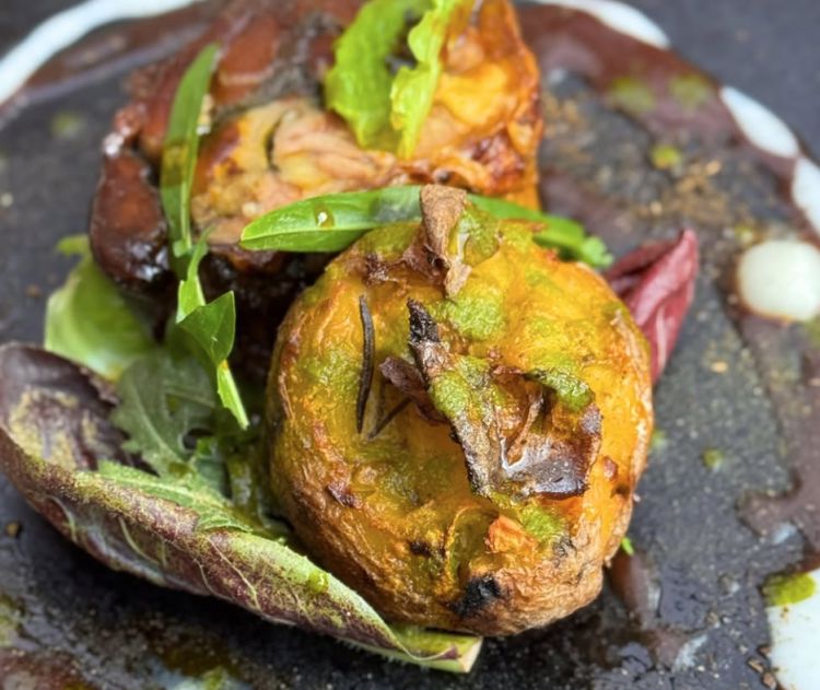 Minestrone tiepido con i muscoli. Un piatto saporito con diverse verdure che rimangono croccanti, mentre i muscoli (cozze) aggiungono a un piatto di terra, la parte marina e iodata