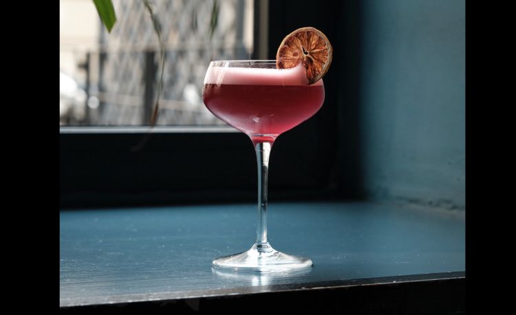 Il cocktail Purple Rain di Sciarada, via Berthollet 20d