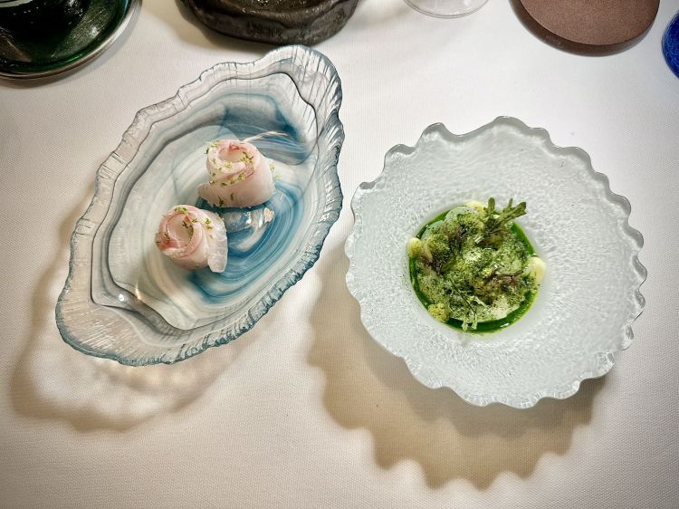 Dorso di orata di mare a crudo e limone verdello (a sinistra), Crudo di seppia, crema fredda al porro, alga gigattina, olio verde al prezzemolo, polvere di alghe (a destra). Due modi diversi di trattare il crudo: uno quasi in purezza, per esaltare le note marine e iodate dell'orata pescata, l'altro per vestire la seppia di richiami tipici della cucina di terra, come la salsa verde
