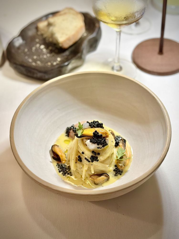 Carbonara di pesce con scampo, gambero rosso, cozze in tegame e perlage di tartufo nero: quante volte si resta perplessi di fronte a una cosiddetta "Carbonara di mare"? Forse troppe, memori di risultati non eccezionali... Joseph Micieli spazza via queste vibrazioni negative, con un piatto centrato, dove l'uovo e il tartufo non ammazzano il resto, ma anzi, concorrono a elevare il gusto del pesce freschissimo, che anche qui fa la differenza. Da provare
