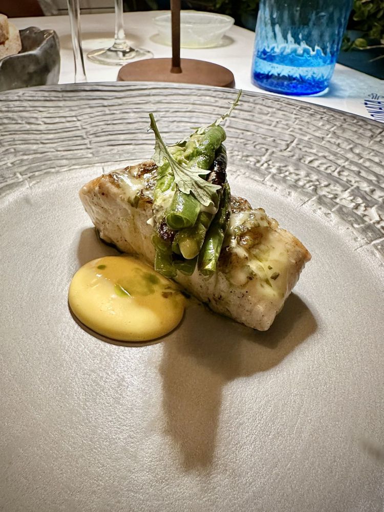 Da Scjabica la brace è protagonista e non manca mai un pesce grigliato alla mediterranea. In questo caso abbiamo l'Orata di mare cotta alla brace, con salsa aioli, salmoriglio mediterraneo e fagiolini (il taglio è quello della pinna dorsale)
