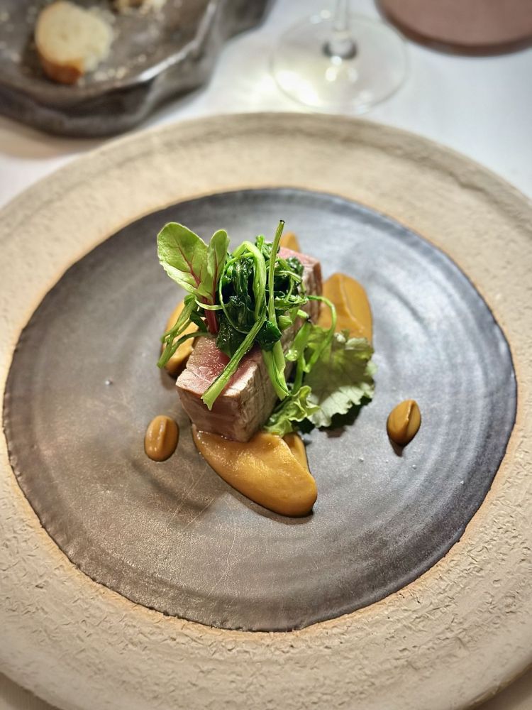 Tarantello di tonno rosso alla brace: viene servito con una demi-glace fatta con spine di tonno e frutti rossi, una purea di melanzana al curry rosso e del cavolo nero alla brace. Il consiglio è di provare almeno un piatto a base di tonno qui, visto che lo chef è un cultore totale di questo pesce
