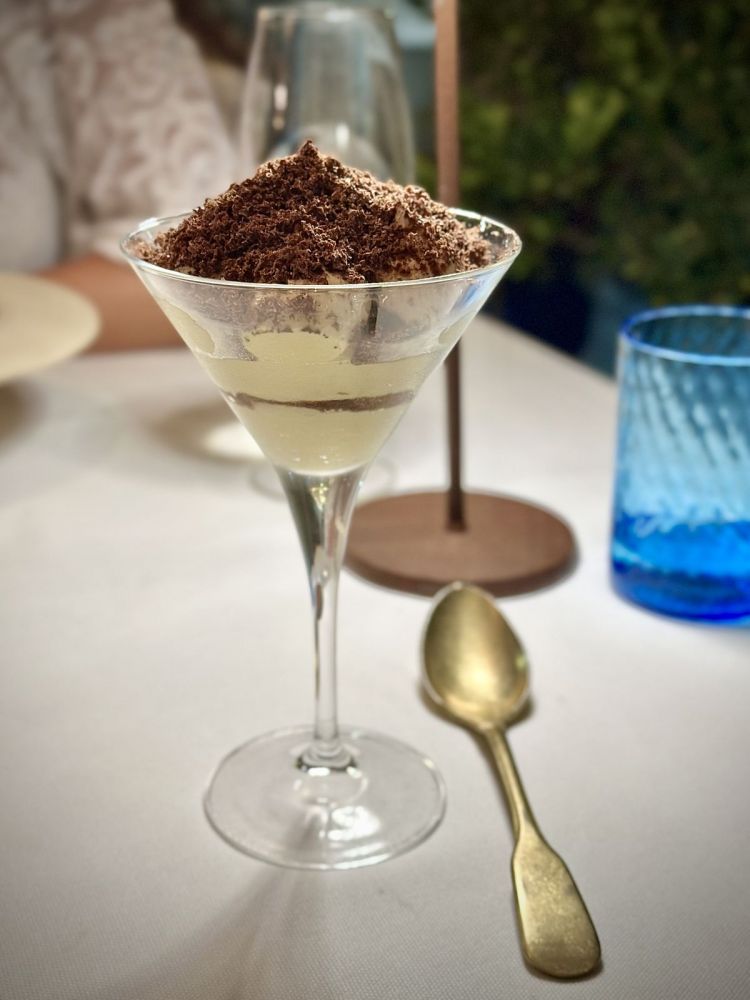 Quale dessert poteva essere declinato in versione marina? La risposta è il Tiramisù al mare: mascarpone Guffanti, caffè, gin al sale, cacao amaro salato e una grattuggiata di un lingotto di cioccolato e nocciole. Il sale è adoperato come catalizzatore di gusto e "portatore sano" di ambientazione marina. Funziona, funziona!
