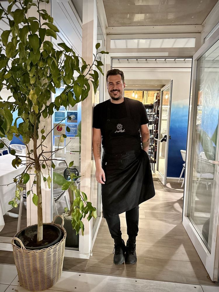 Un sorridente Joseph Micieli saluta gli ospiti a fine serata sulla soglia di Scjabica, vero buen ritiro per chi ama la cucina di mare
