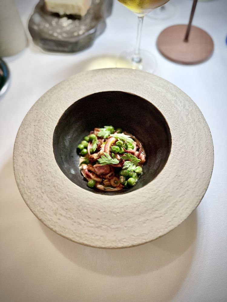 Totanetti, piselli freschi, pomodoro datterino: pescati con la lampara, questi gioielli del mare sono un concentrato di gioia per il palato. Un piatto magnifico, nella sua stupenda semplicità
