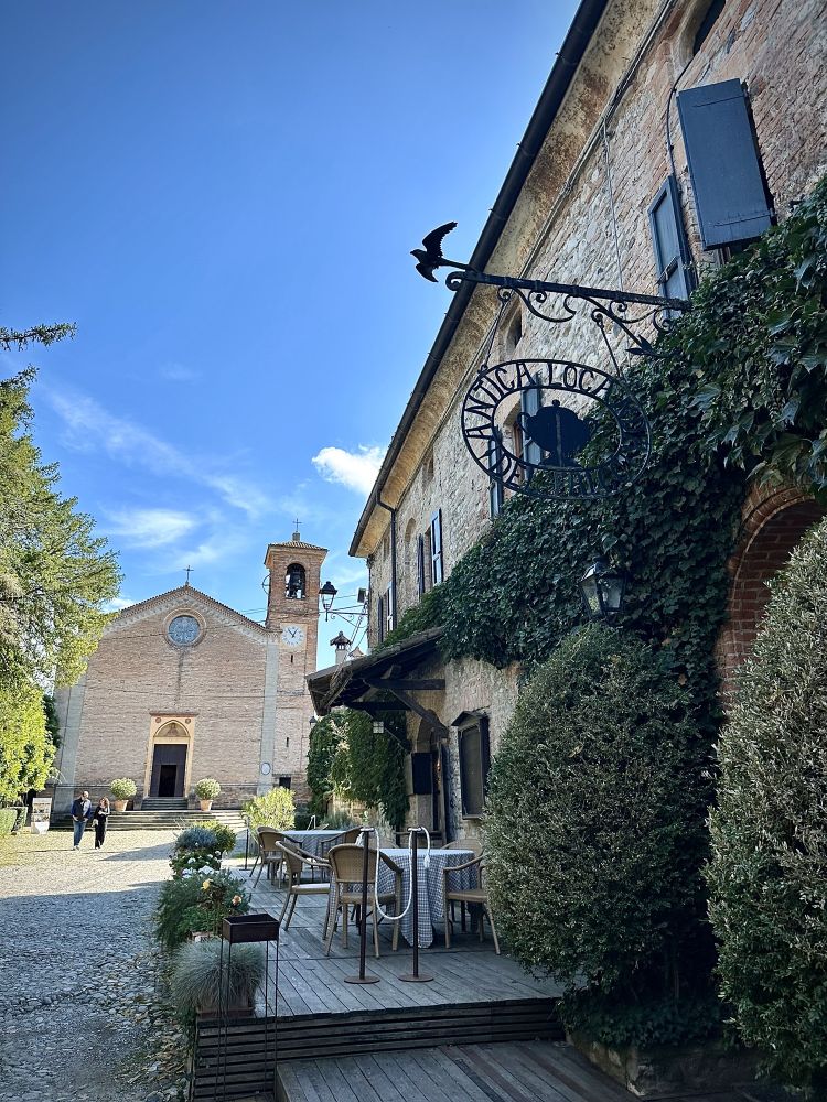 Un scorcio del borgo di Rivalta Trebbia, con l'ingresso dell'Antica Locanda del Falco