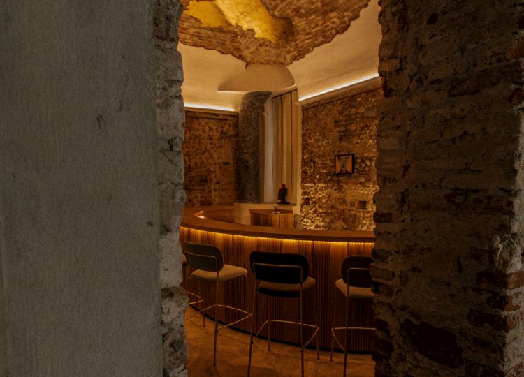 Uno scorcio della sala di Akoya e del suo bancone, cuore pulsante del locale
