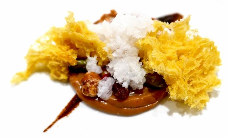 Crema alle nocciole e caramello, spugna e granita alle mandorle di Noto