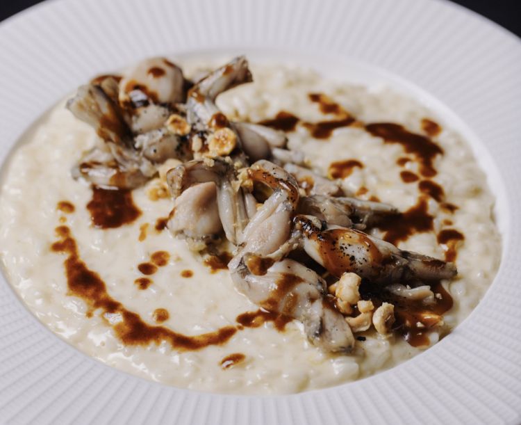 Risotto con le rane, burro nocciola, nocciole e fondo bruno
