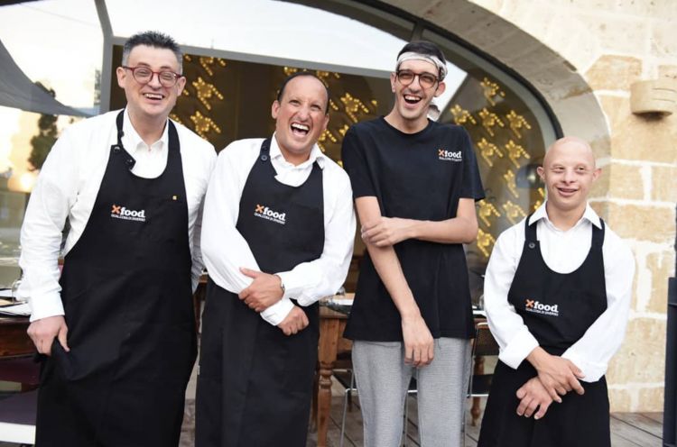 Sopra, alcuni dei ragazzi di XFood e, sotto, il team di Virgola, capitanato da Nicola Di Lena, secondo da sinistra. Entrambi gli indirizzi si trovano a San Vito dei Normanni (Brindisi), dove si svolgerà anche Identità Inclusive