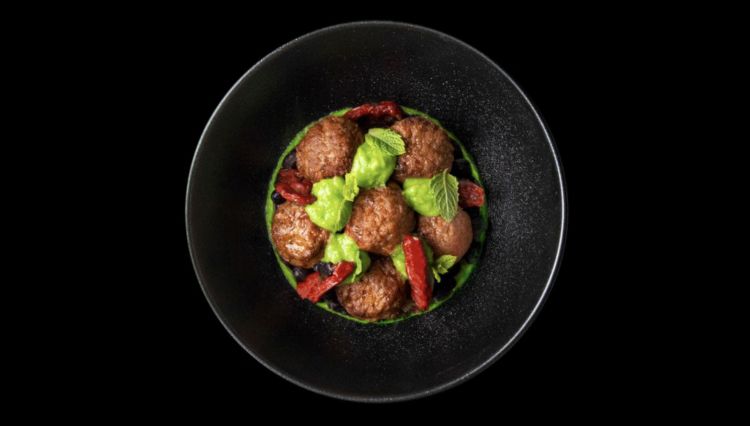 Alcuni piatti del The Longevity Kitchen: qui Energy Greens, ossia polpette vegane con asparagi, pomodori secchi, fagioli neri, aneto e menta
