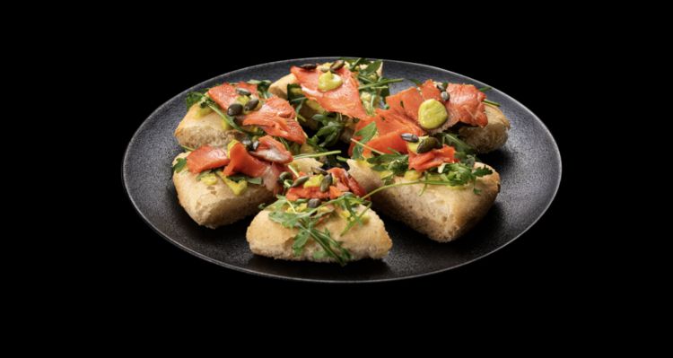 Wild Guaca: focaccia con salmone selvaggio, guacamole e rucola