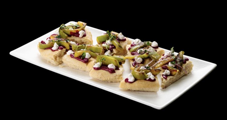 Beet Mayo: focaccia con verdure grigliate, maionese vegetale e rapa rossa
