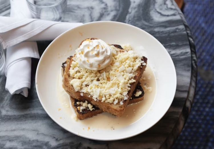 French toast ai tre latti di cocco, lievito madre, crumble al latte, panna montata