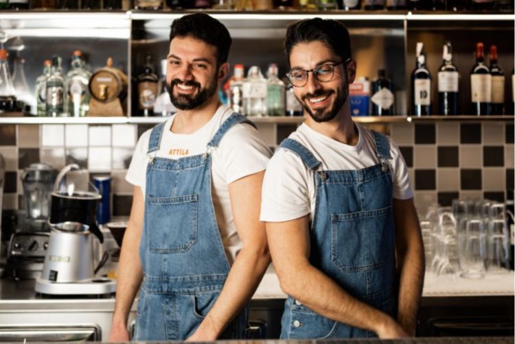 Dietro il bancone di Attila gli affiatati Mattia Sicuro e Roberto De Cecilia