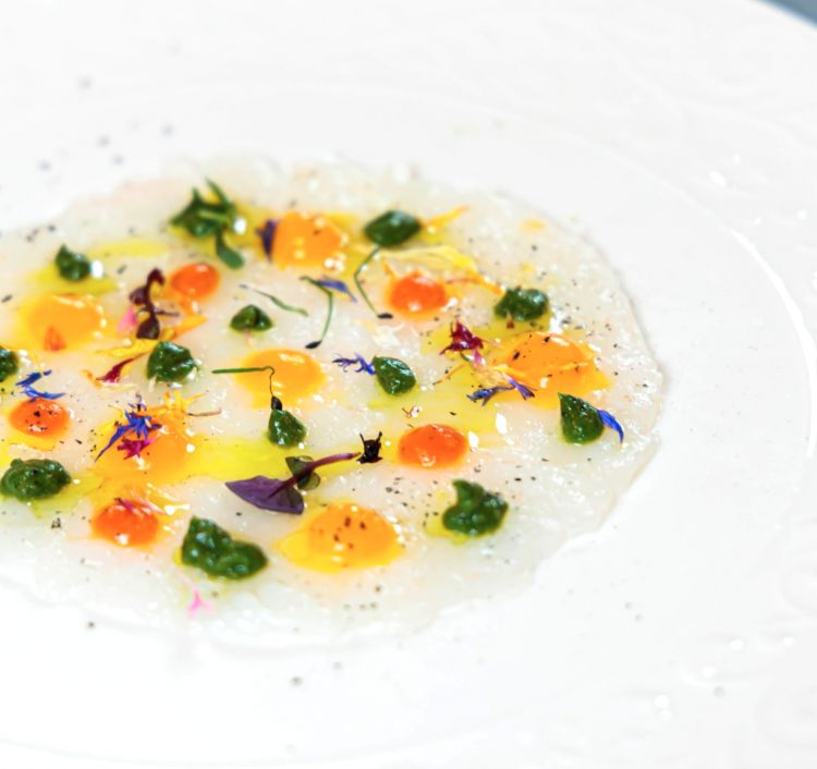 Battuto di scampi con gocce di pomodoro zucca, rape e croccante di wasabi e soia