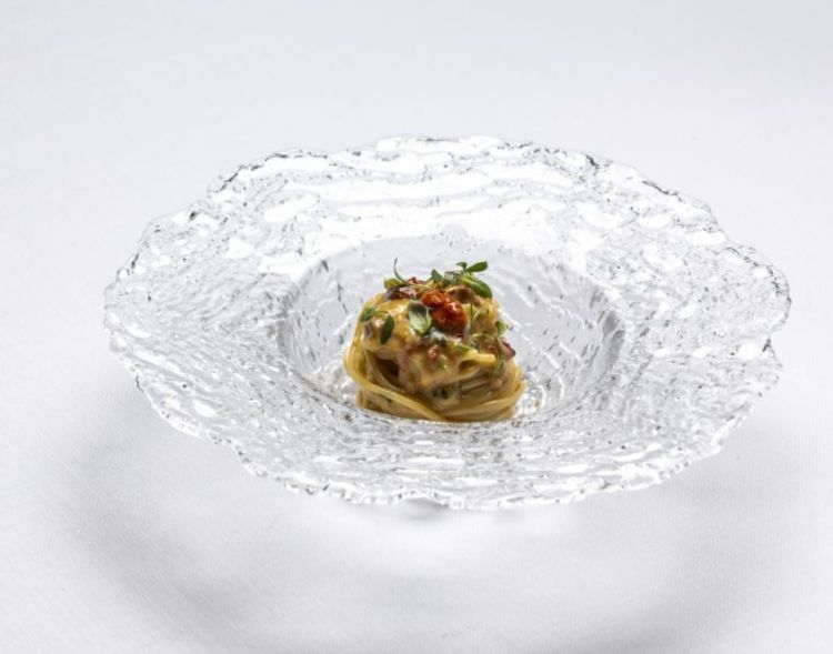 Ritorno a casa, ovvero quello che resta di uno stage al Nahm di Bangkok, regno dello chef David Thompson, tra i primi cuochi di cucina Thai a conquistare una stella Michelin. Una base di aglio e olio, sul cui fondo però muovono gli umori di un Pad thai, esplosione di zenzero, lemon grass, aglio, gambi di coriandolo e peperoncino. In chiusura si aggiungono ricci, germogli di coriandolo e buccia di lime
