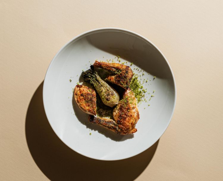 Faraona in crosta, pak choi, dragoncello
