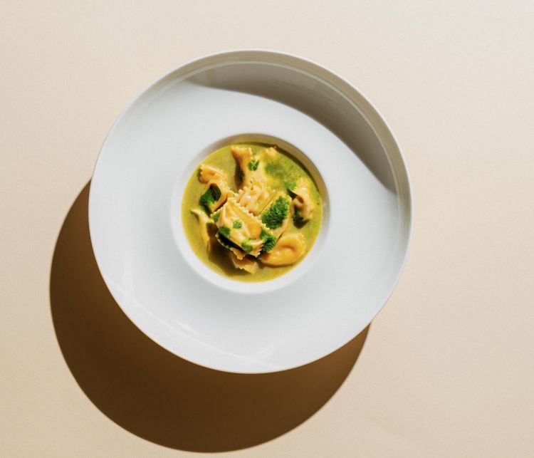 Italian Pride: Ravioli di zucca e cervo, consomm&eacute; al Parmigiano
