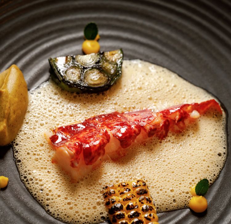 Astice, porro arrosto, mais, emulsione alle mandorle mandorle e arancia
