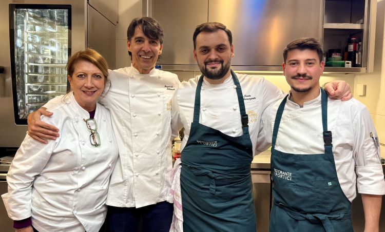Al centro, gli chef ospiti Nicola Annunziata e Friedrich Schmuck con i loro sous in cucina
