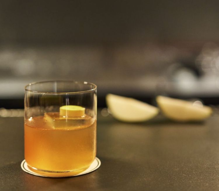 1951, il cocktail a base di pera Santa Maria firmato da Mattia Tubita, bartender del ristorante&cocktail bar I Conoscenti, Bologna
