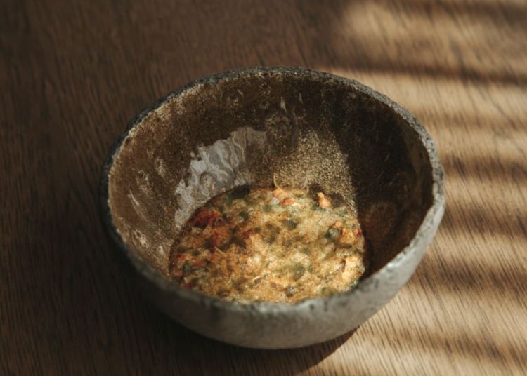 Patata mantecata, erbe dell'orto, limone nero, burro affumicato
