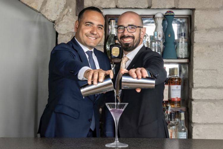 Roberto Visone, bar & restaurant manager, con il bartender Oreste Ferraro