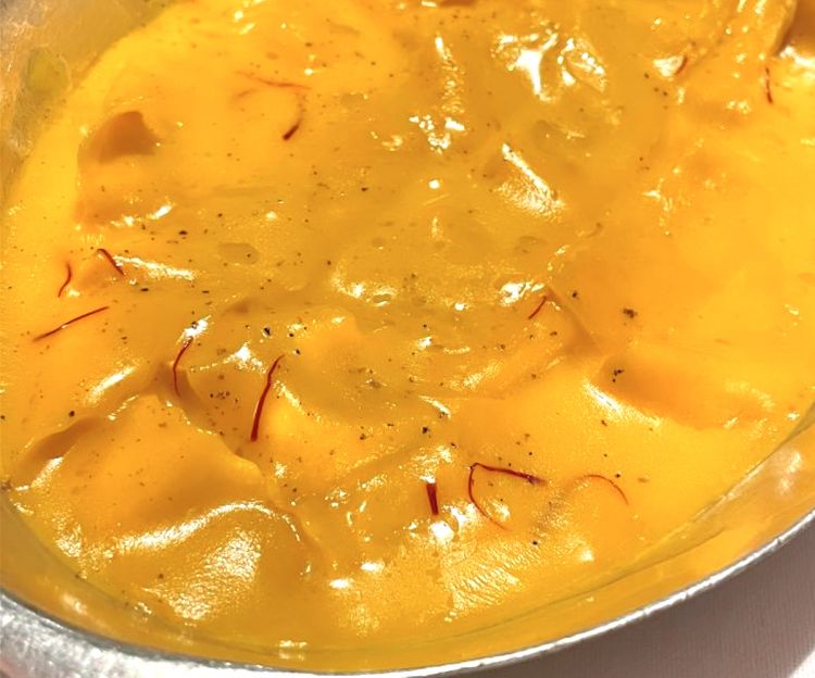 Pasta spessa e porosa, tenace al morso e tanta, tanta salsa allo zafferano
