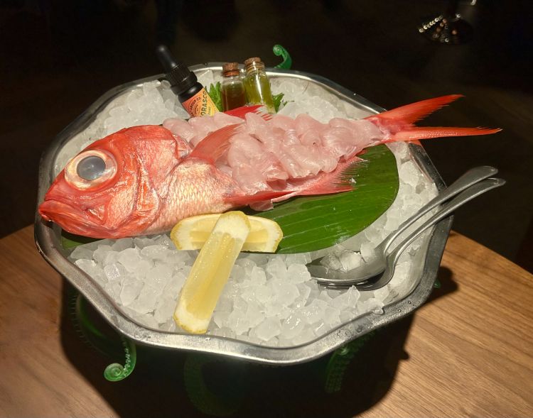 Un intero alfonsino (o berice splendente, nome tas