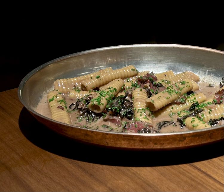Garganelli con trombette dei morti, lambrusco e prosciutto d’oca affumicato, unico primo piatto "di terra" nel menu del Sea Signora