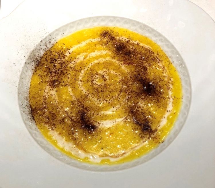 Risotto allo zafferano, yogurt, liquirizia e caramello d’arancia, chef Carlo Sebastiani ristoratore a Ortezzano in provincia di Fermo nelle Marche
