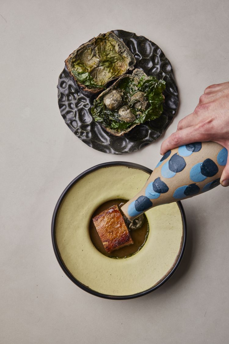 L'agnello è una delle carni presenti nel menu Costa Cosmopolita di Orellana, oltre all'anatra e al vitello, in questo caso è proposto con un brodo realizzato con una varietà di tuberi locali