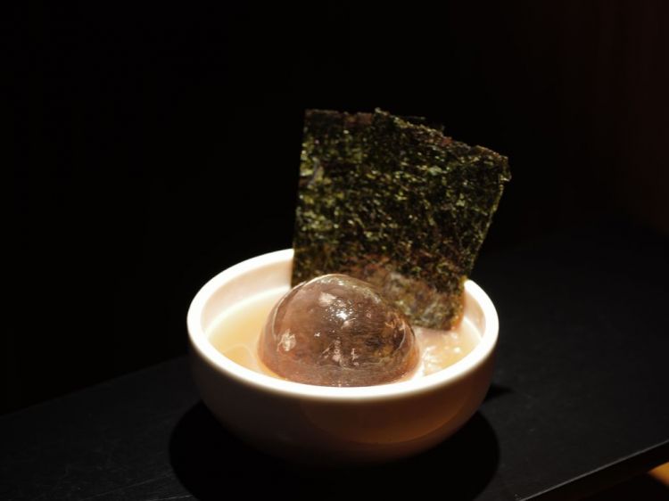 Kappa con Mezcal, sake, sentaku dashi, caffè, agave, eucalipto, lamponi