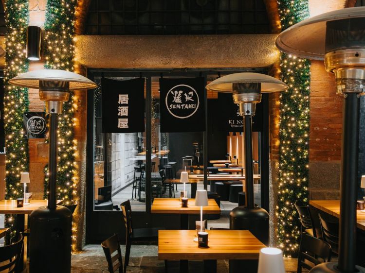 L'ingresso di Sentaku Izakaya, una certezza per gli amanti della proposta internazionale nelle serate bolognesi